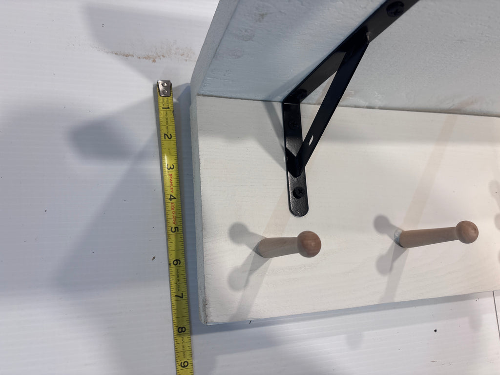 Tablette avec porte manteaux