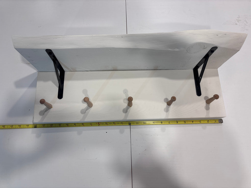 Tablette avec porte manteaux