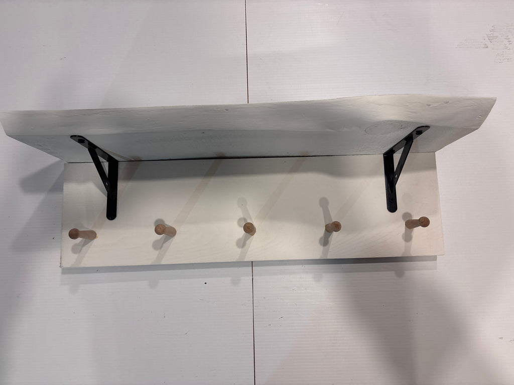 Tablette avec porte manteaux