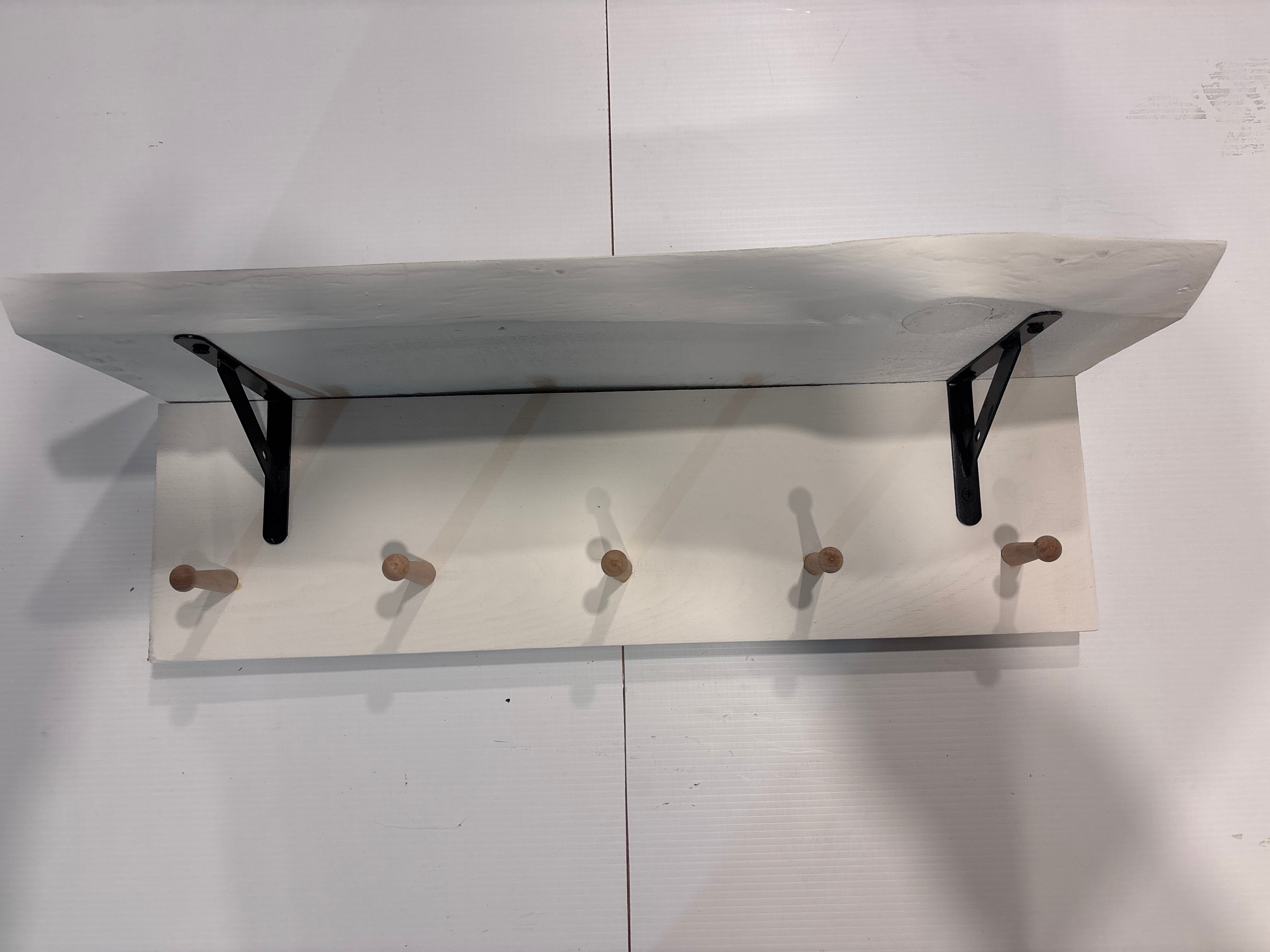 Tablette avec porte manteaux