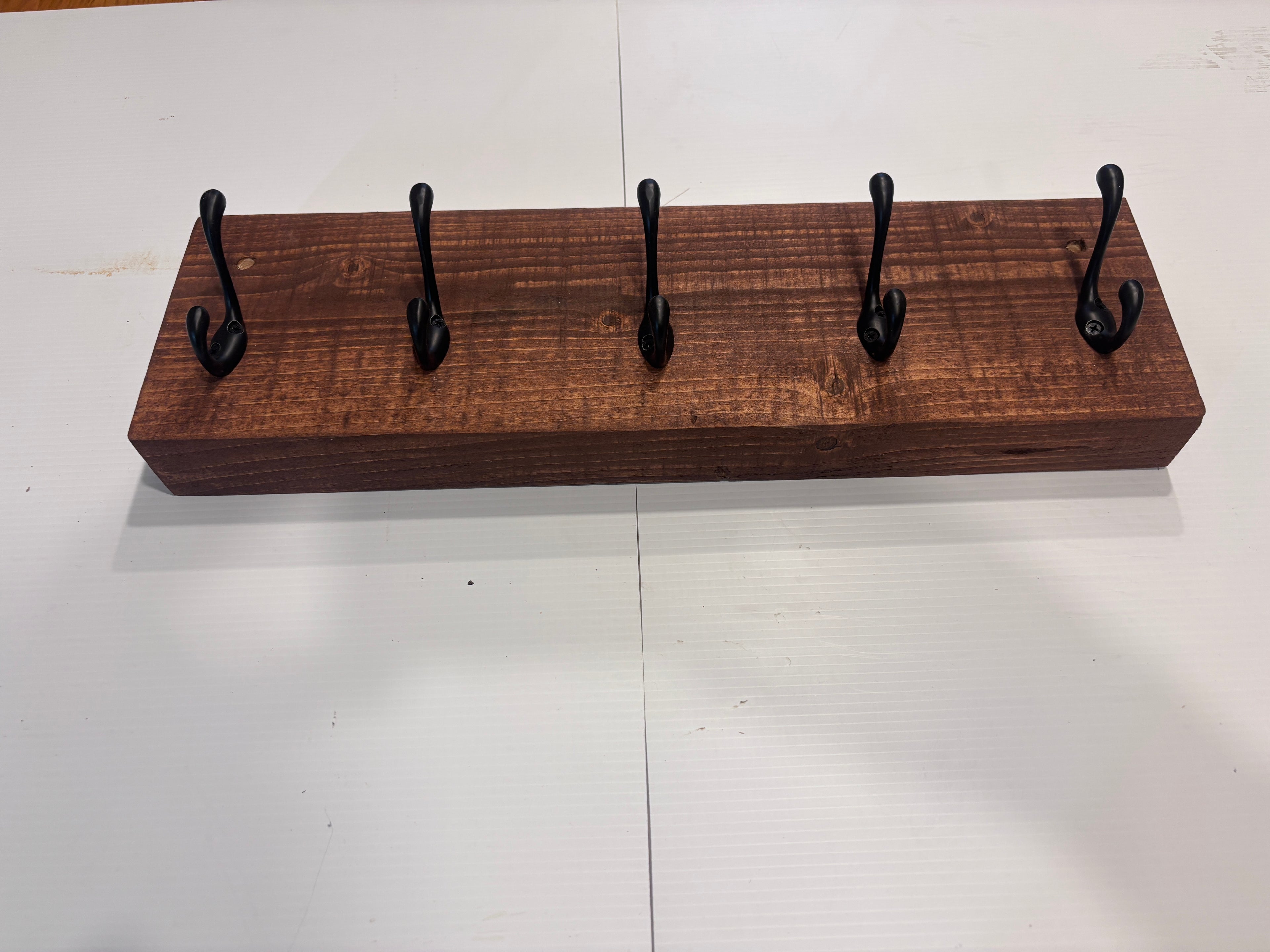 Porte manteau sur une poutre