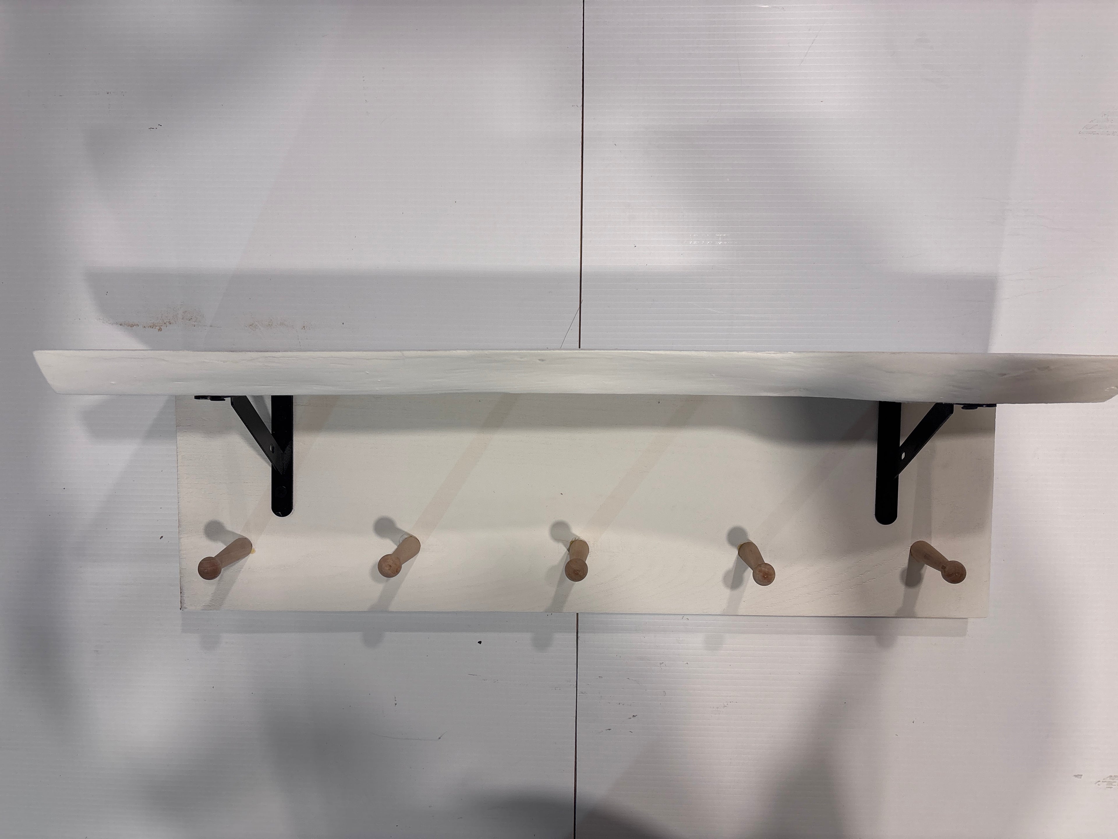 Tablette avec porte manteaux